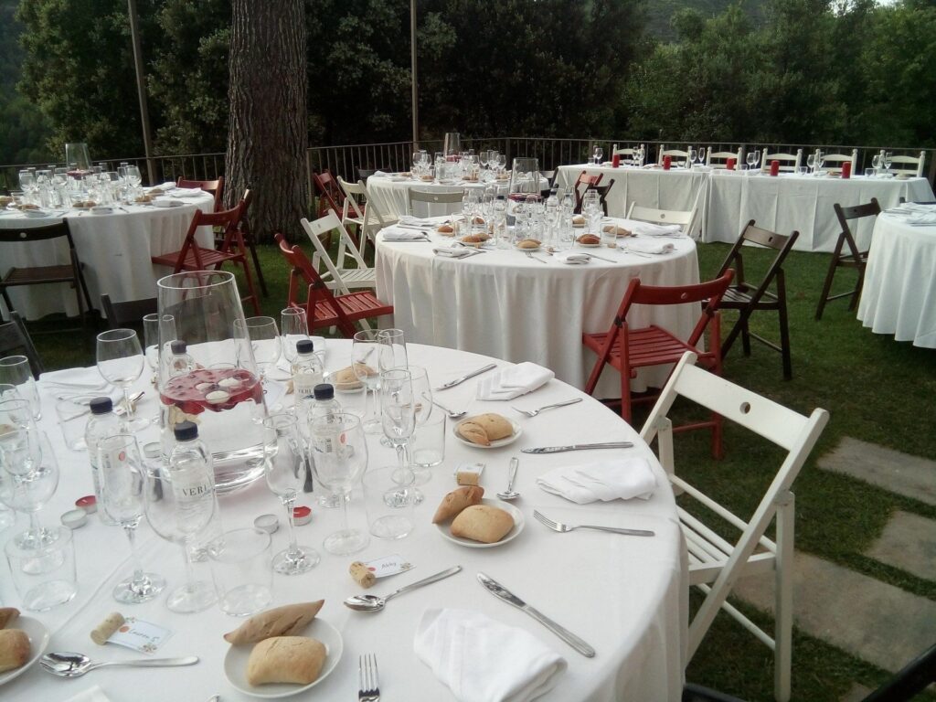 Taules, cadires, vestides o no, tot preparat pel teu banquet